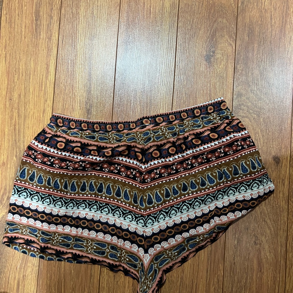 American Eagle outfitters elastic waist shorts. Size large.